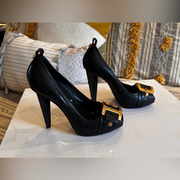 ✅2 for $50✅
BCBGMAXAZRIA Pump - GUC 35.5 fit like a 6 - Picture 2 of 5